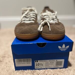 NWT. Handball Spezial "Earth Strata Gum” 10.5 women’s